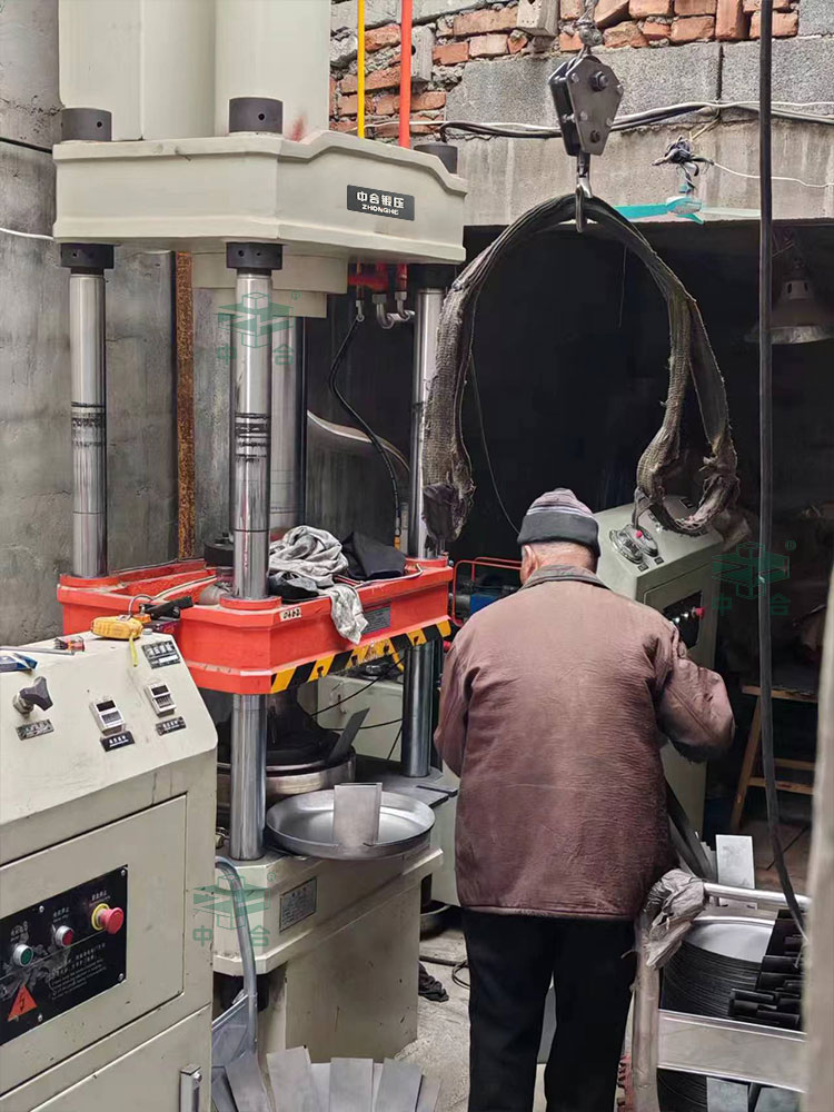 不銹鋼鍋拉伸液壓機(jī).jpg 不銹鋼鍋拉伸液壓機(jī).jpg