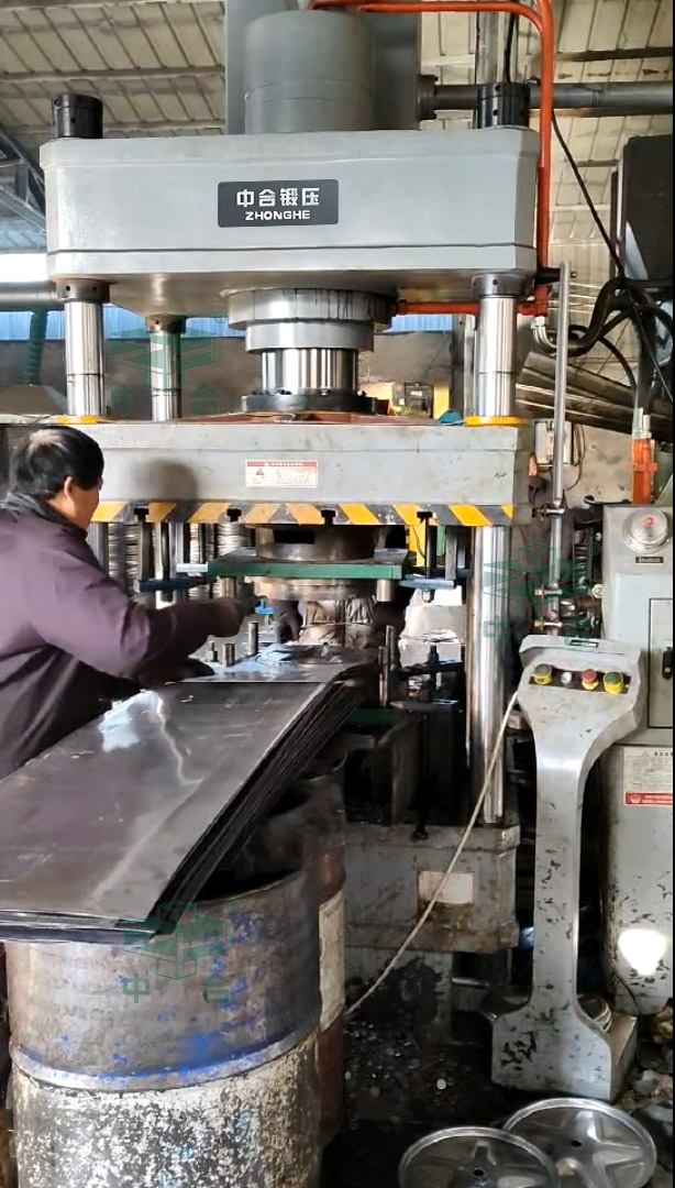 200噸沖壓農(nóng)用機(jī)械車(chē)輪轂專(zhuān)用液壓機(jī)客戶(hù)現(xiàn)場(chǎng).jpg 200噸沖壓農(nóng)用機(jī)械車(chē)輪轂專(zhuān)用液壓機(jī)客戶(hù)現(xiàn)場(chǎng).jpg