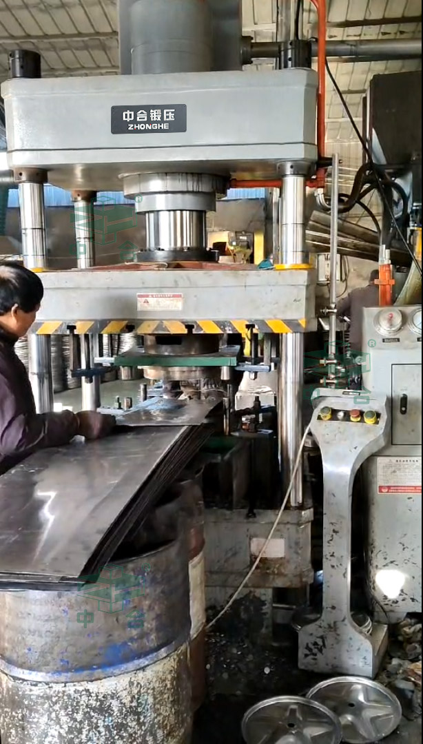 200噸四柱液壓機(jī)沖壓農(nóng)用機(jī)械車(chē)輪轂.jpg 200噸四柱液壓機(jī)沖壓農(nóng)用機(jī)械車(chē)輪轂.jpg