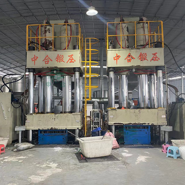 1000噸塑料建筑模殼成型液壓機(jī)客戶現(xiàn)場(chǎng).jpg 1000噸塑料建筑模殼成型液壓機(jī)客戶現(xiàn)場(chǎng).jpg