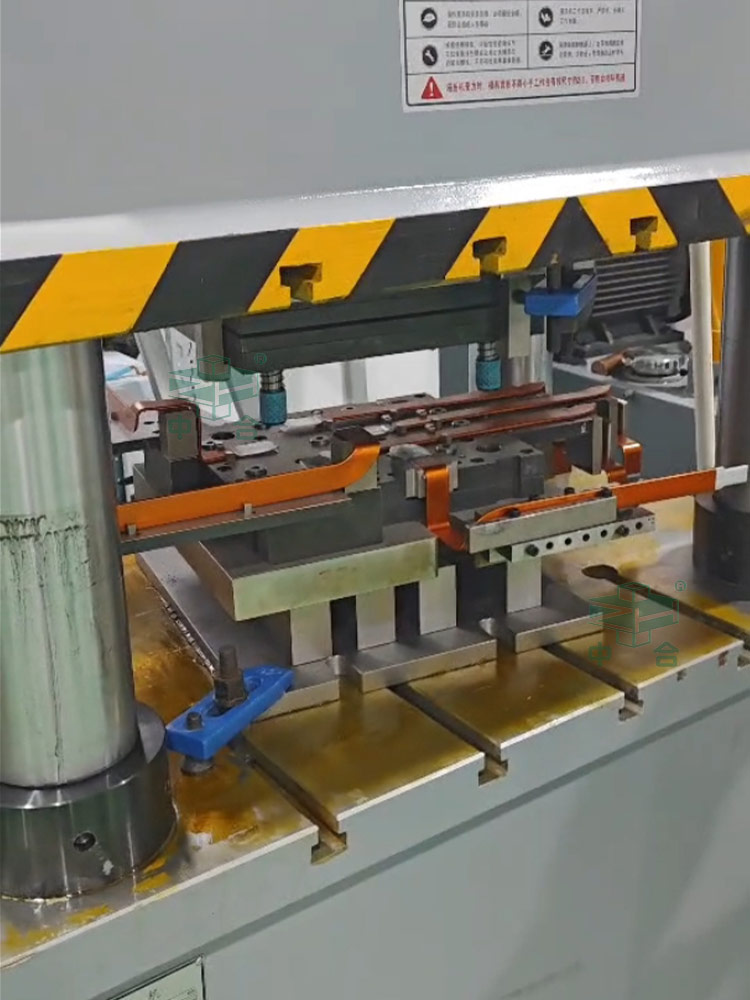 400噸四柱液壓機(jī)沖壓新能源電車配件.jpg 400噸四柱液壓機(jī)沖壓新能源電車配件.jpg