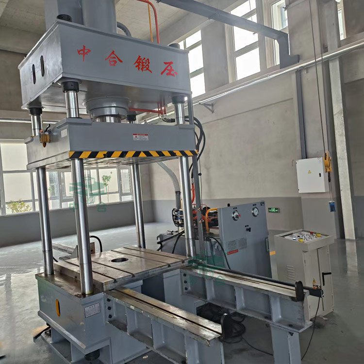 200噸四柱液壓機(jī)安裝完成.jpg 200噸四柱液壓機(jī)安裝完成.jpg