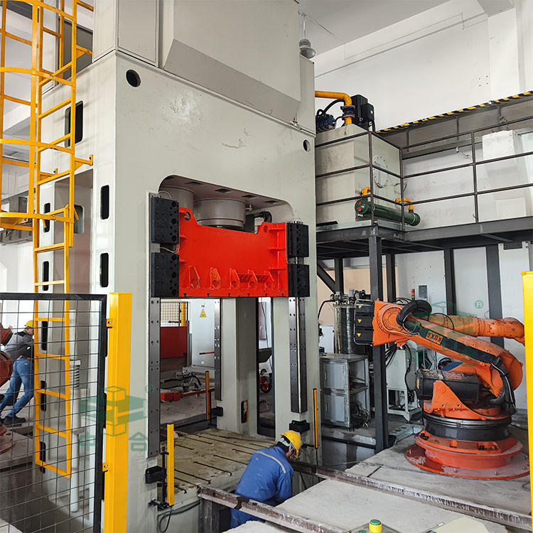 800噸框架式液壓機安裝完成.jpg 800噸框架式液壓機安裝完成.jpg