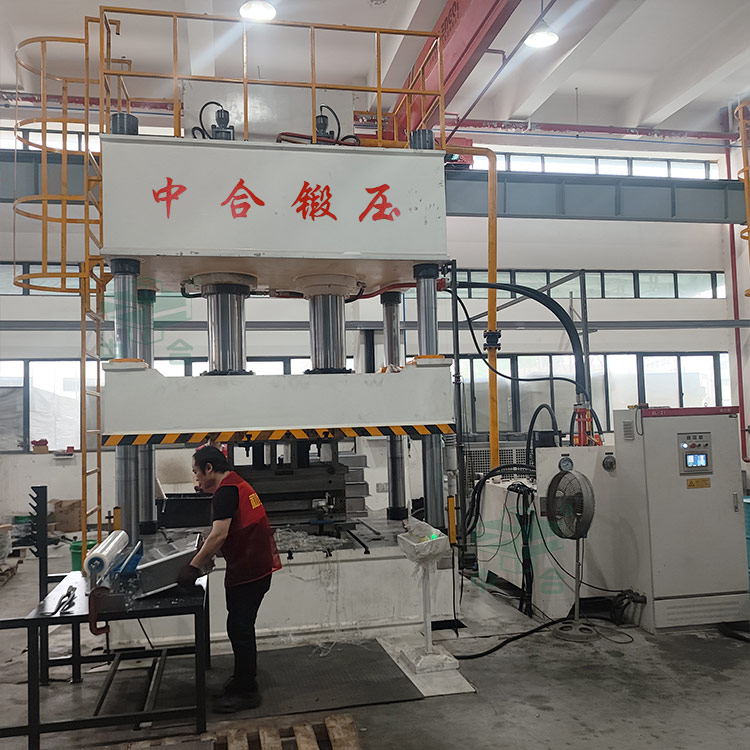 500噸不銹鋼水槽拉伸液壓機(jī)車間試機(jī) 500噸不銹鋼水槽拉伸液壓機(jī)車間試機(jī)