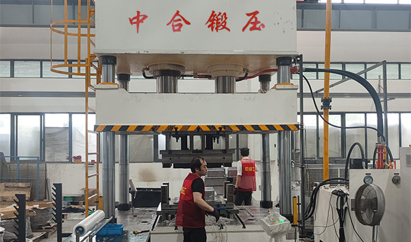 不銹鋼水槽生產(chǎn)設(shè)備_500噸四柱液壓機