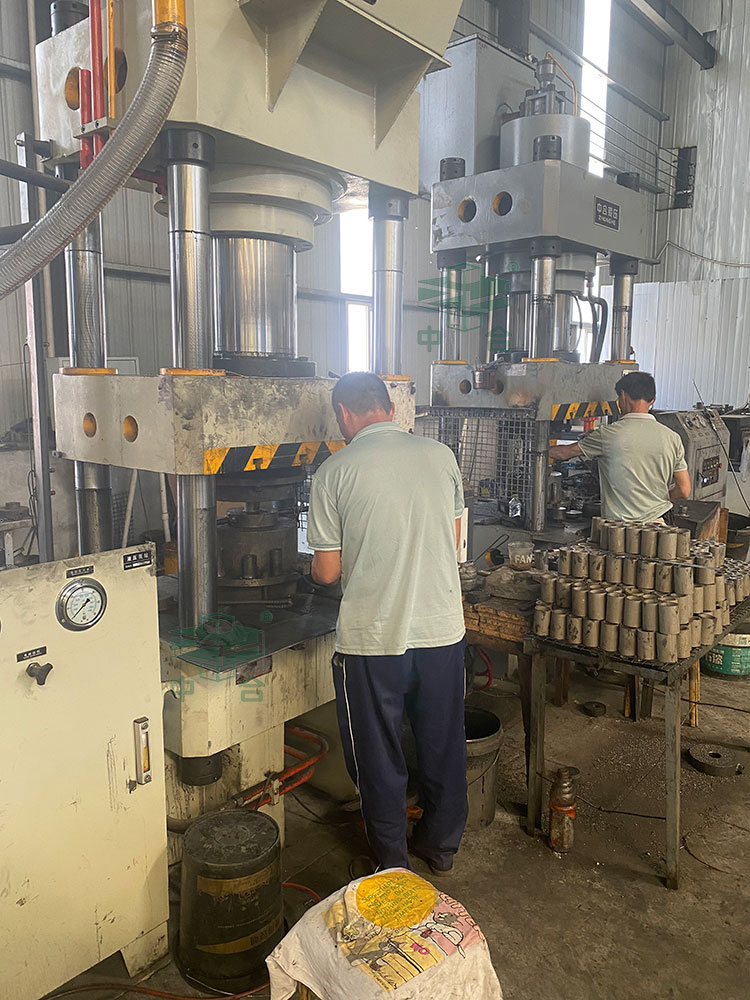 500噸鋁制鉚釘套冷擠壓成型液壓機客戶現(xiàn)場.jpg 500噸鋁制鉚釘套冷擠壓成型液壓機客戶現(xiàn)場.jpg