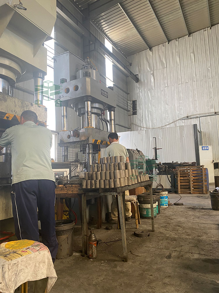 500噸四柱液壓機客戶現(xiàn)場.jpg 500噸四柱液壓機客戶現(xiàn)場.jpg