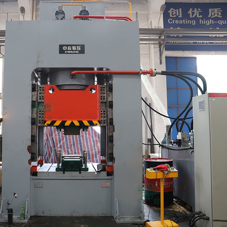 800噸框架式液壓機(jī).jpg 800噸框架式液壓機(jī).jpg