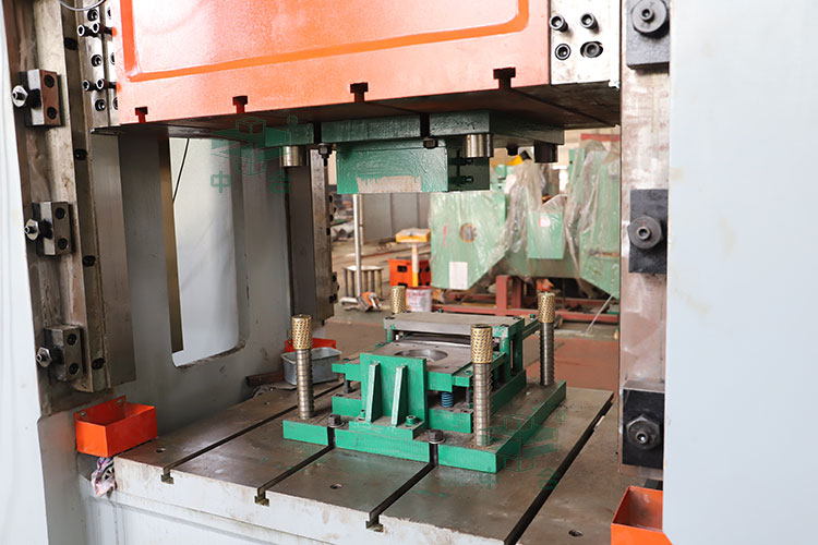 800噸錨桿托盤(pán)液壓機(jī)試機(jī).jpg 800噸錨桿托盤(pán)液壓機(jī)試機(jī).jpg