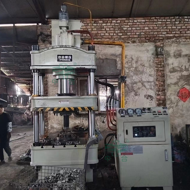 200噸四柱液壓機(jī).jpg 200噸四柱液壓機(jī).jpg