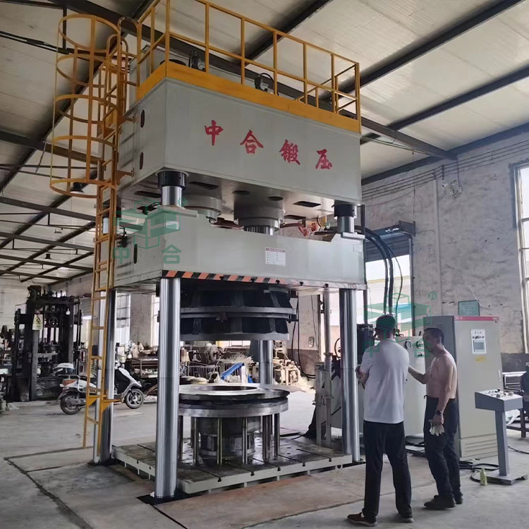 800噸四柱拉伸液壓機客戶現場.jpg 800噸四柱拉伸液壓機客戶現場.jpg