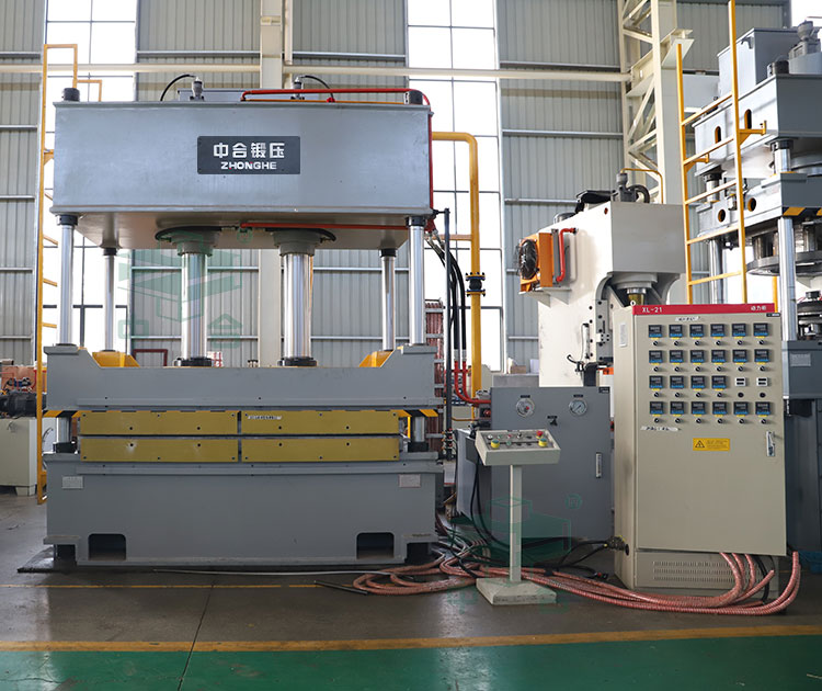 400噸四柱液壓機車間實物.jpg 400噸四柱液壓機車間實物.jpg