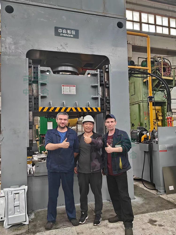 630噸框架式液壓機客戶現(xiàn)場.jpg 630噸框架式液壓機客戶現(xiàn)場.jpg