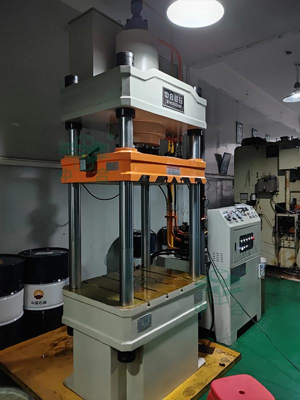 200噸三梁四柱液壓機(jī).jpg 200噸三梁四柱液壓機(jī).jpg