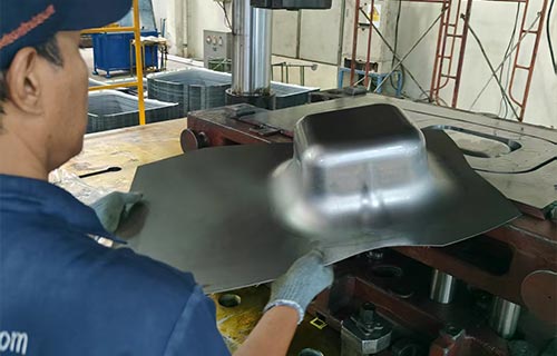 1000噸四柱液壓機(jī)-汽車變速箱油底殼生產(chǎn)設(shè)備