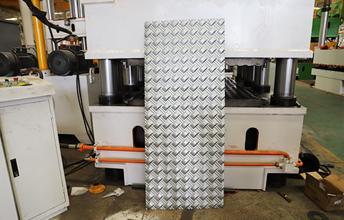 鋼木門壓花機(jī)哪家好？?jī)r(jià)格怎么樣？