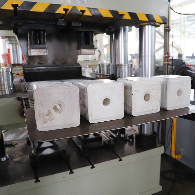 630噸鹽磚機(jī)/四梁四柱液壓機(jī)(圖3) 630噸鹽磚機(jī)/四梁四柱液壓機(jī)(圖3)