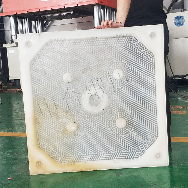 壓濾板/濾芯板生產(chǎn)流程工藝_1000噸四柱液壓機(jī)設(shè)備(圖1) 壓濾板/濾芯板生產(chǎn)流程工藝_1000噸四柱液壓機(jī)設(shè)備(圖1)