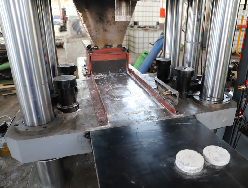 315噸陶瓷粉末成型液壓機(jī) 315噸陶瓷粉末成型液壓機(jī)