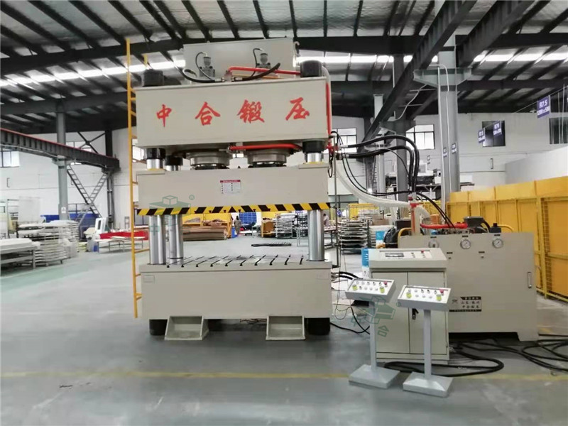 汽車配件生產(chǎn)設(shè)備—800噸四柱液壓機(圖1) 汽車配件生產(chǎn)設(shè)備—800噸四柱液壓機(圖1)