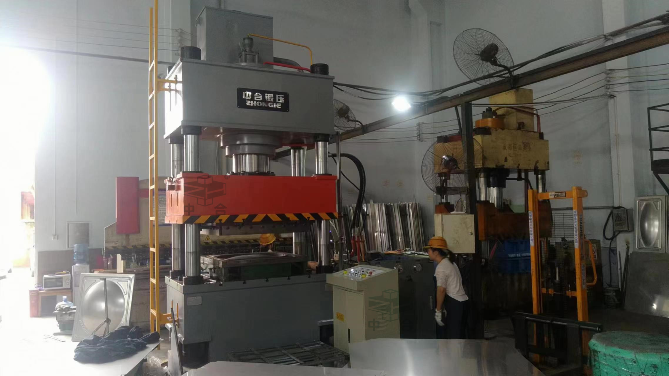 消防水箱板生產(chǎn)設(shè)備-400噸不銹鋼拉伸液壓機(jī)(圖2) 消防水箱板生產(chǎn)設(shè)備-400噸不銹鋼拉伸液壓機(jī)(圖2)