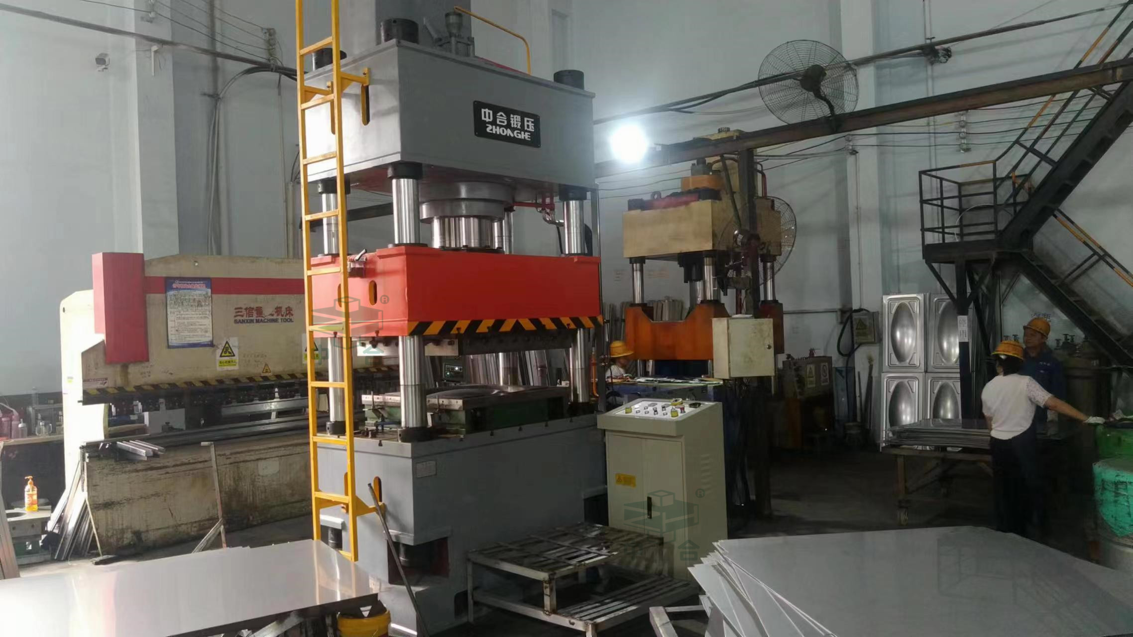 消防水箱板生產(chǎn)設(shè)備-400噸不銹鋼拉伸液壓機(jī)(圖1) 消防水箱板生產(chǎn)設(shè)備-400噸不銹鋼拉伸液壓機(jī)(圖1)