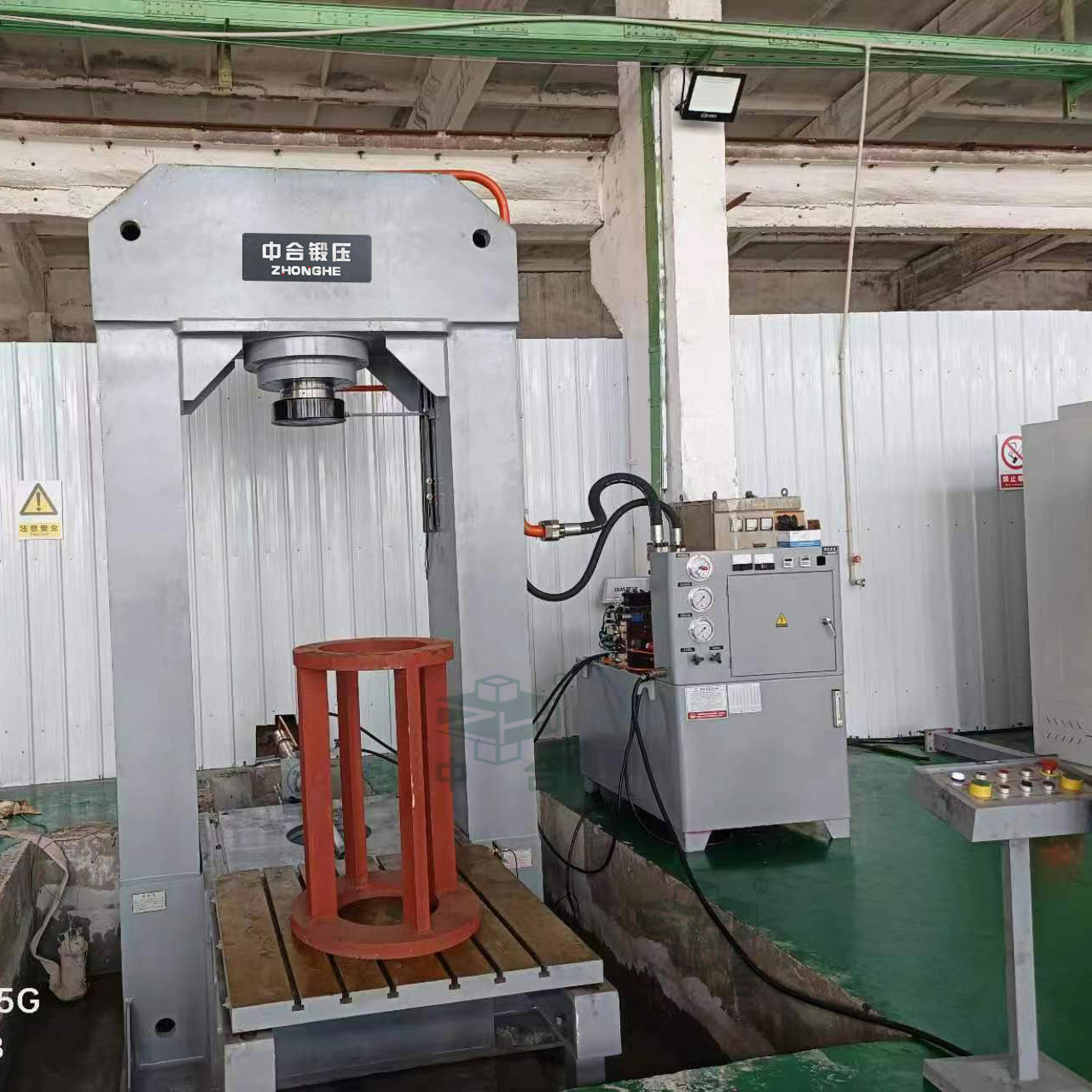 315噸龍門液壓機-鋼板校直設備(圖1) 315噸龍門液壓機-鋼板校直設備(圖1)