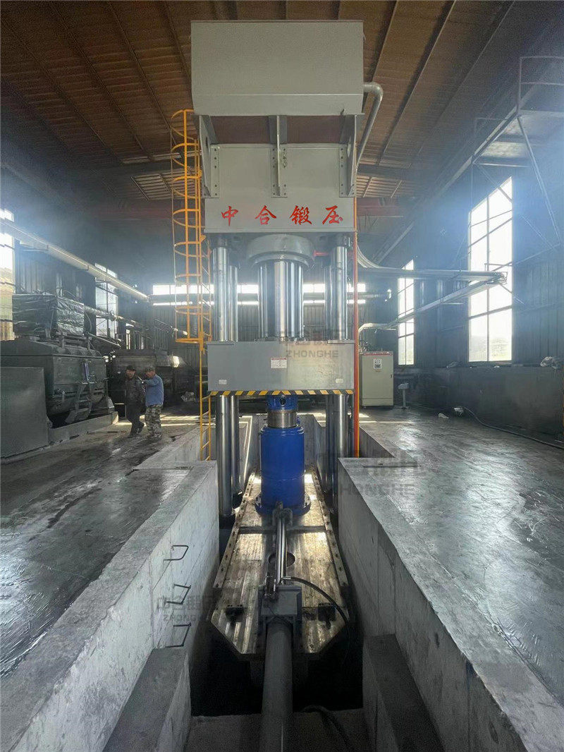 2000噸四柱液壓機(jī) 2000噸四柱液壓機(jī)