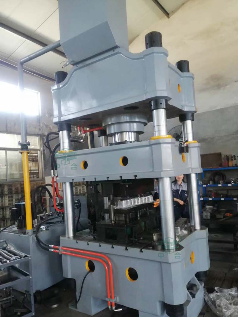 柴油發(fā)動(dòng)機(jī)底殼拉伸成型液壓機(jī)-發(fā)動(dòng)機(jī)配件液壓機(jī)-315噸不銹鋼拉伸機(jī)(圖3) 柴油發(fā)動(dòng)機(jī)底殼拉伸成型液壓機(jī)-發(fā)動(dòng)機(jī)配件液壓機(jī)-315噸不銹鋼拉伸機(jī)(圖3)