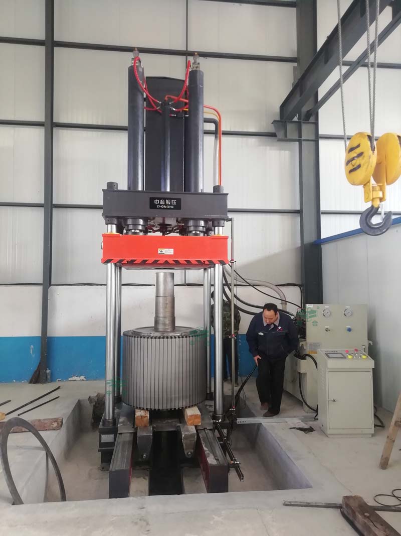 200噸四柱液壓機(jī)帶移動(dòng)工作臺(tái) 200噸四柱液壓機(jī)帶移動(dòng)工作臺(tái)